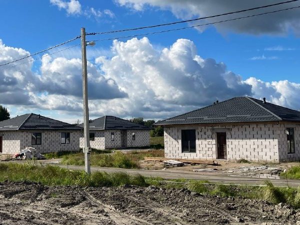 Холмогоровка — дома из газосиликата на площадке, сентябрь 2026